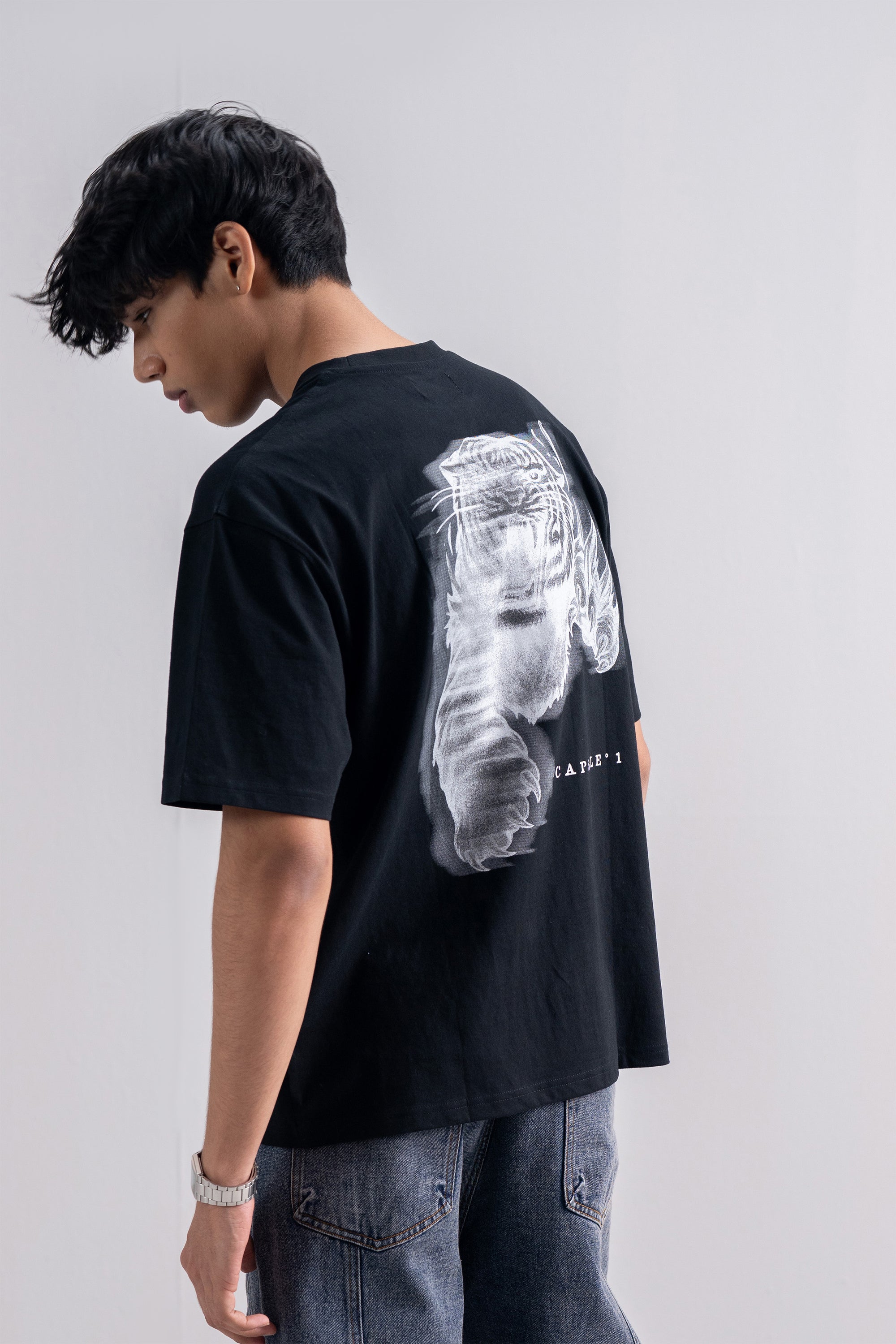 Model is 5'11" and wears size M.