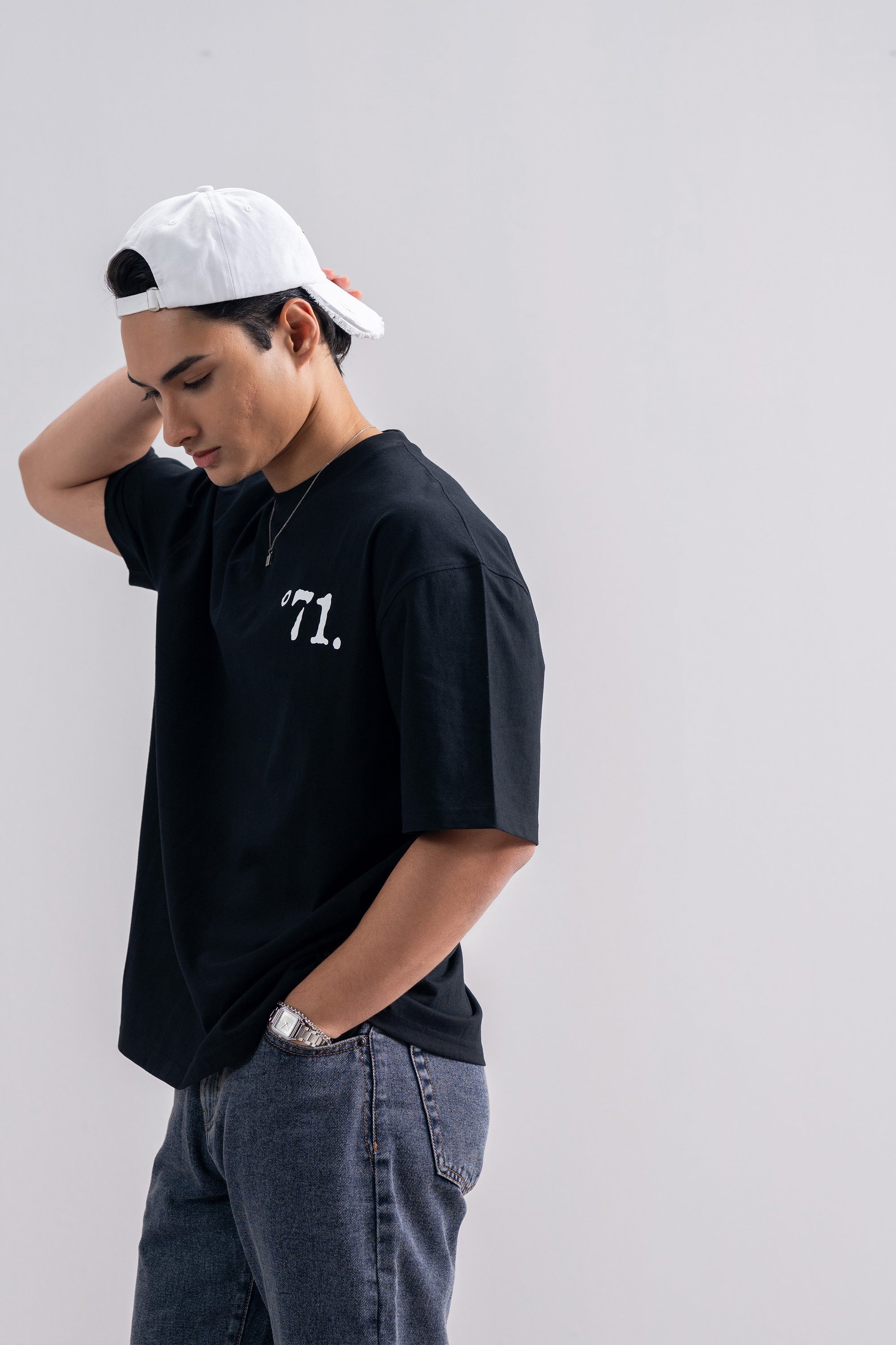 Model is 5'10" and wears size M.
