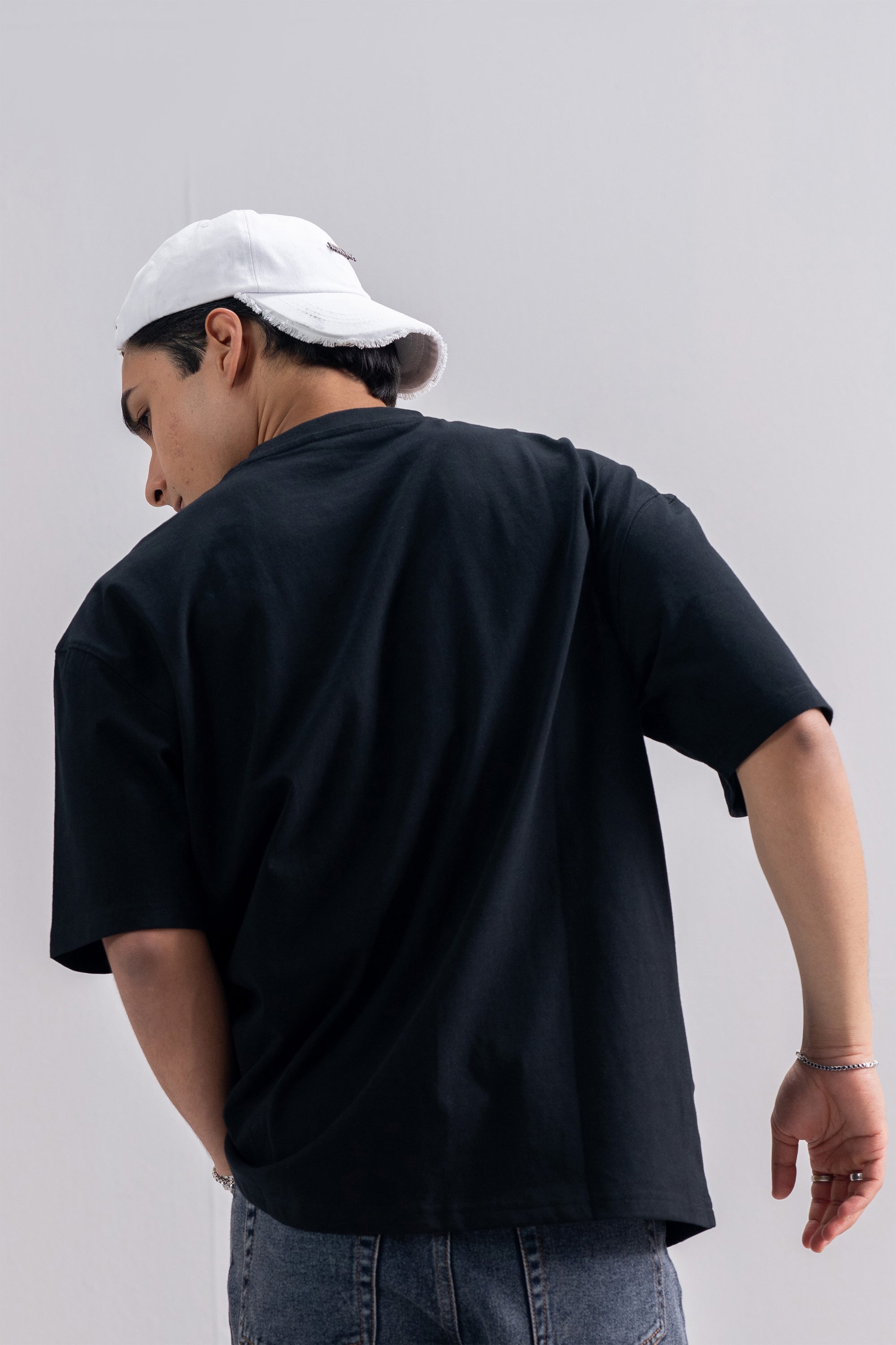 Model is 5'10" and wears size M.