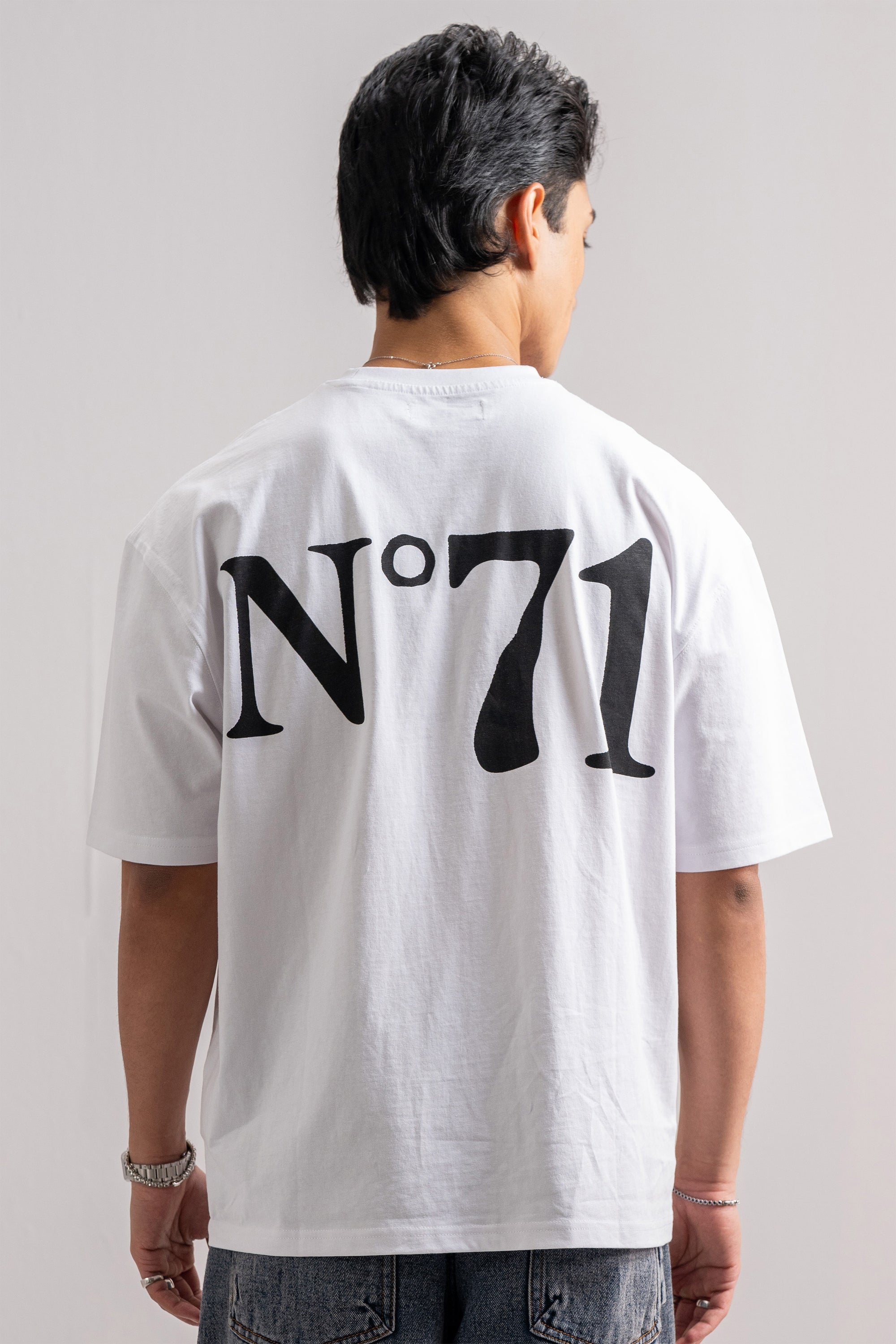 Model is 5'10" and wears size M.