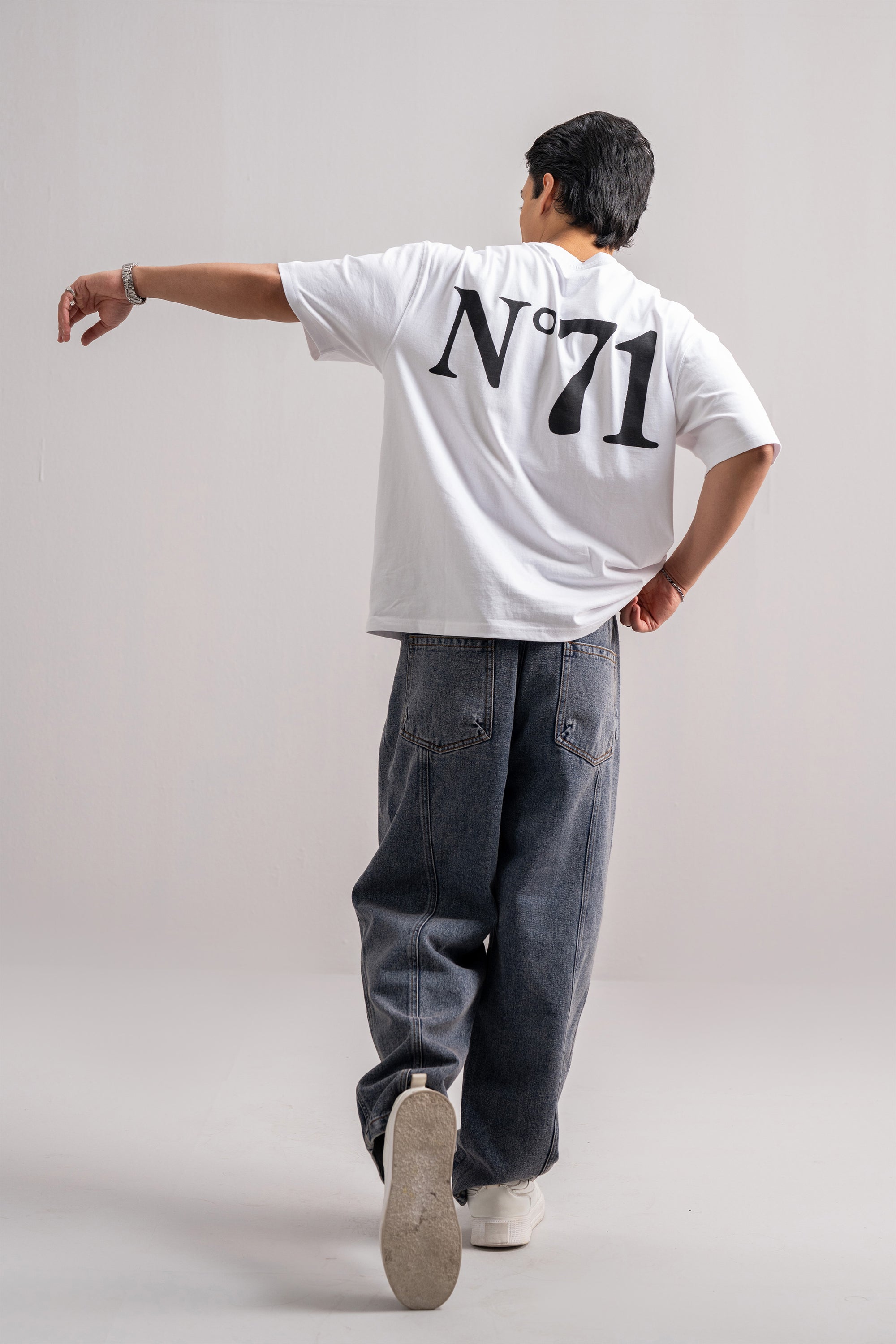Model is 5'10" and wears size M.