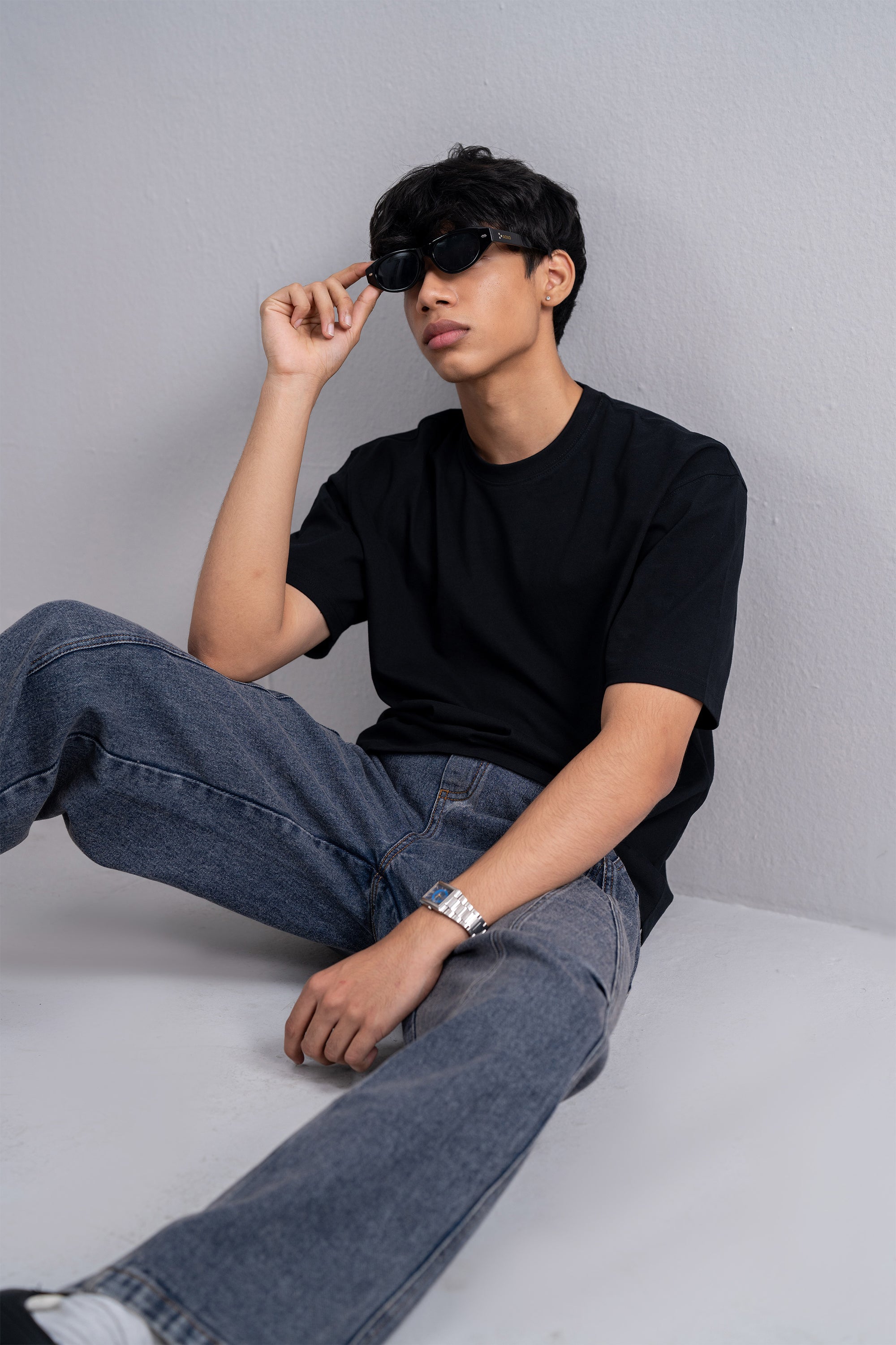 Model is 5'11" and wears size M.