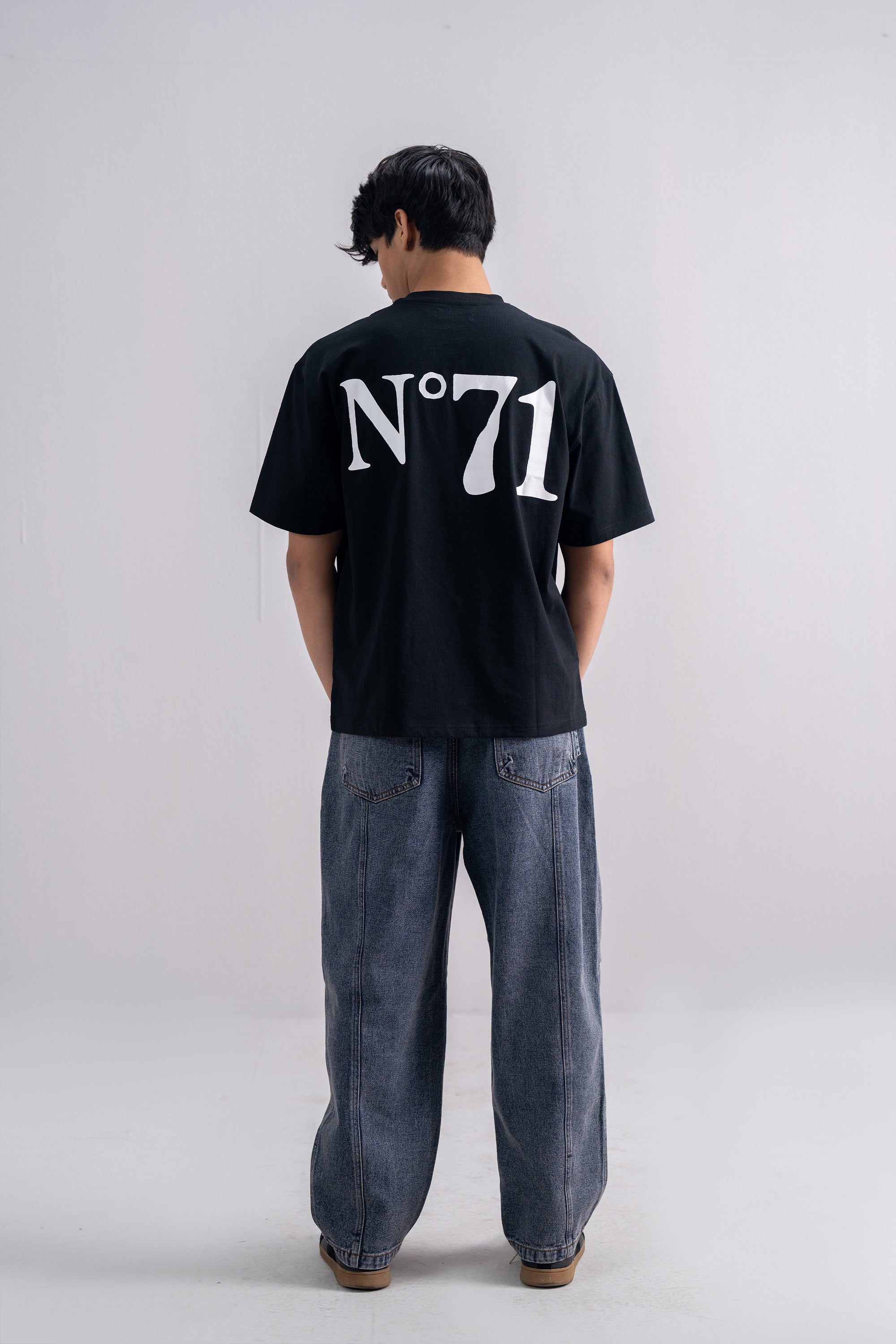 Model is 5'11" and wears size M.
