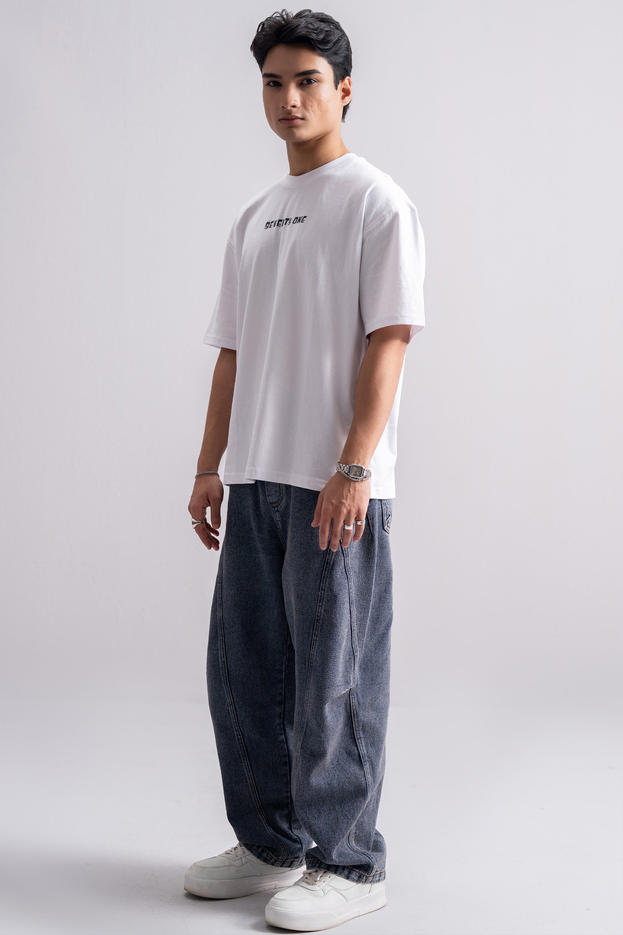 Model is 5'10" and wears size M.