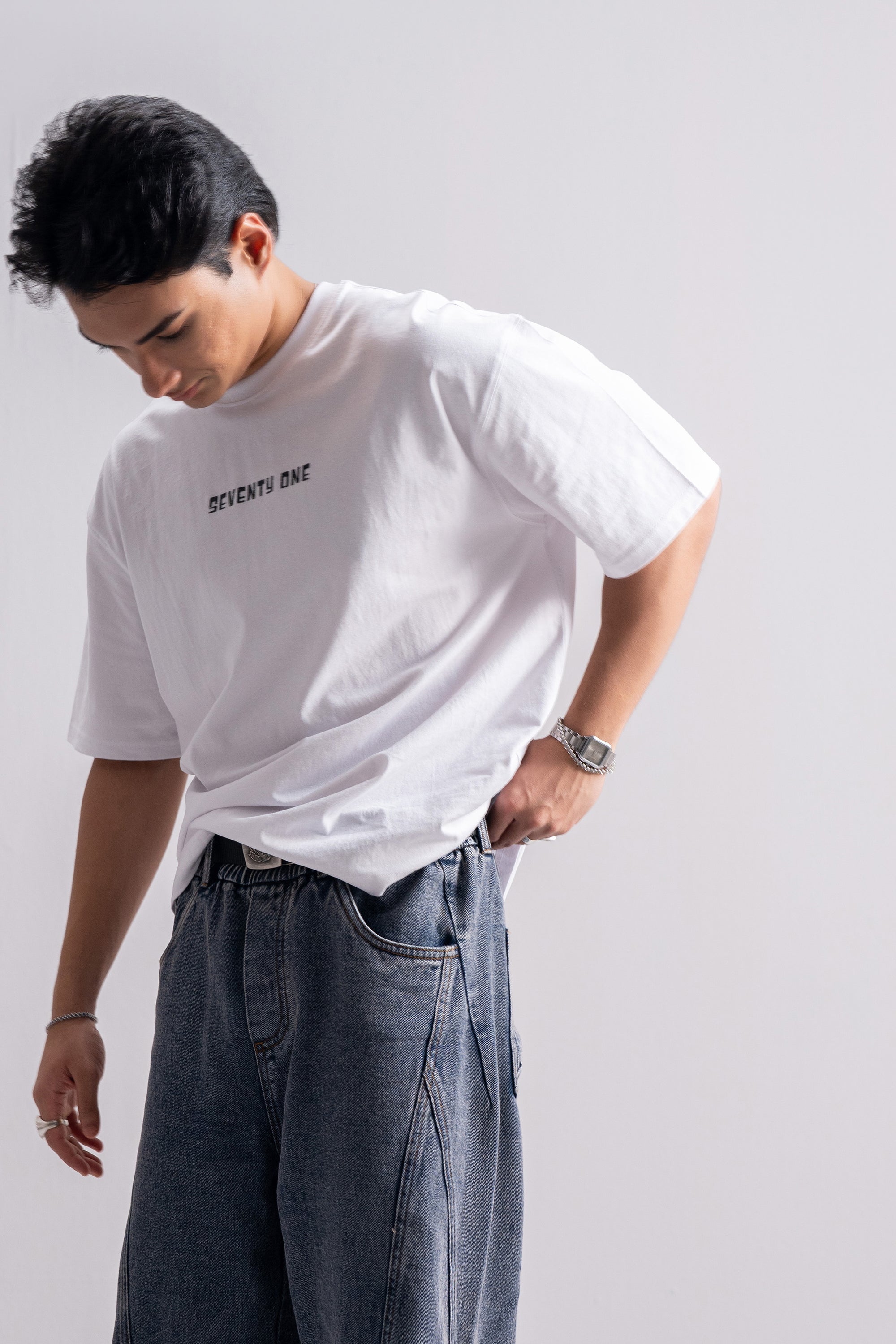 Model is 5'10" and wears size M.