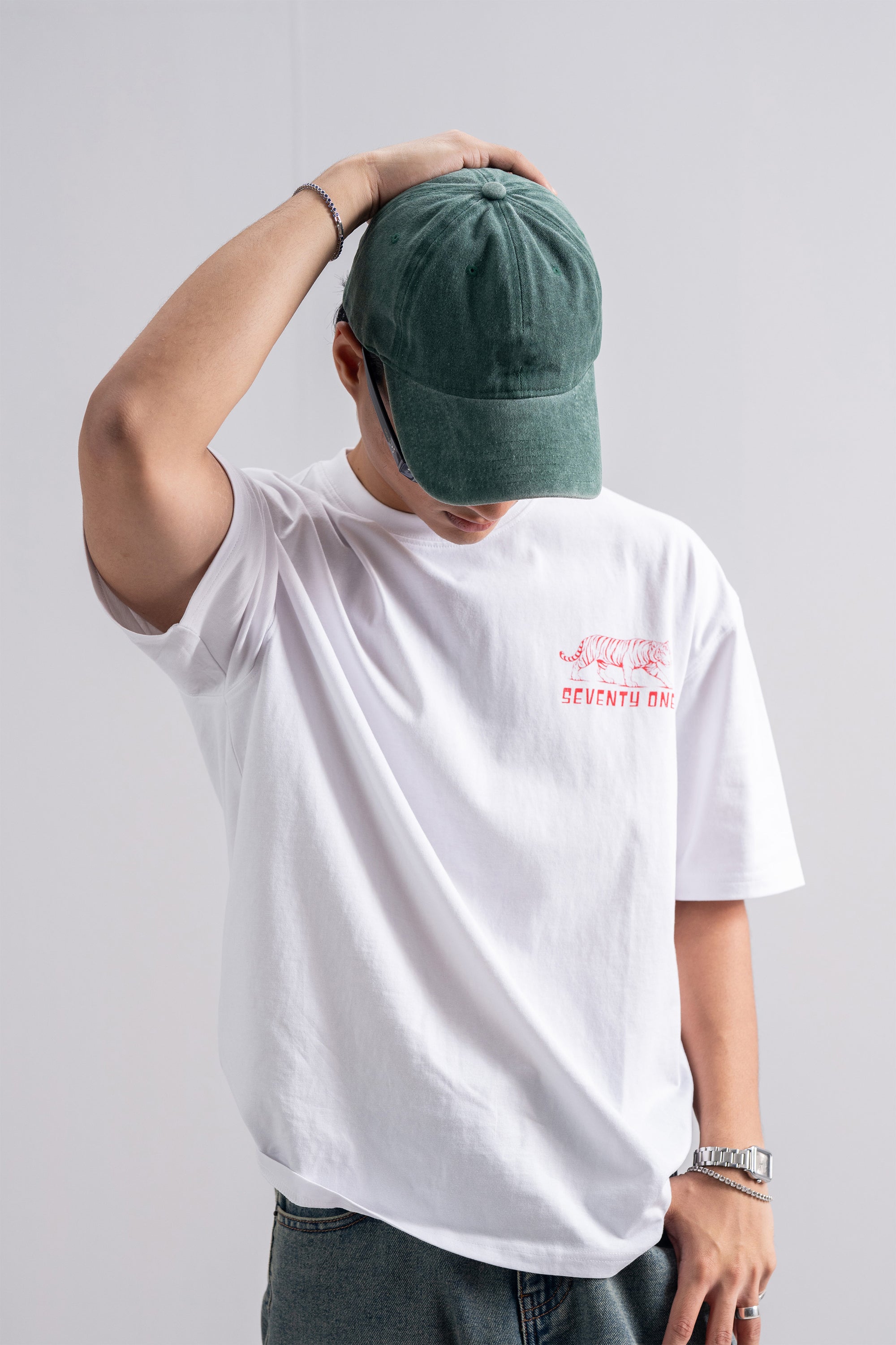Model is 5'10" and wears size M.