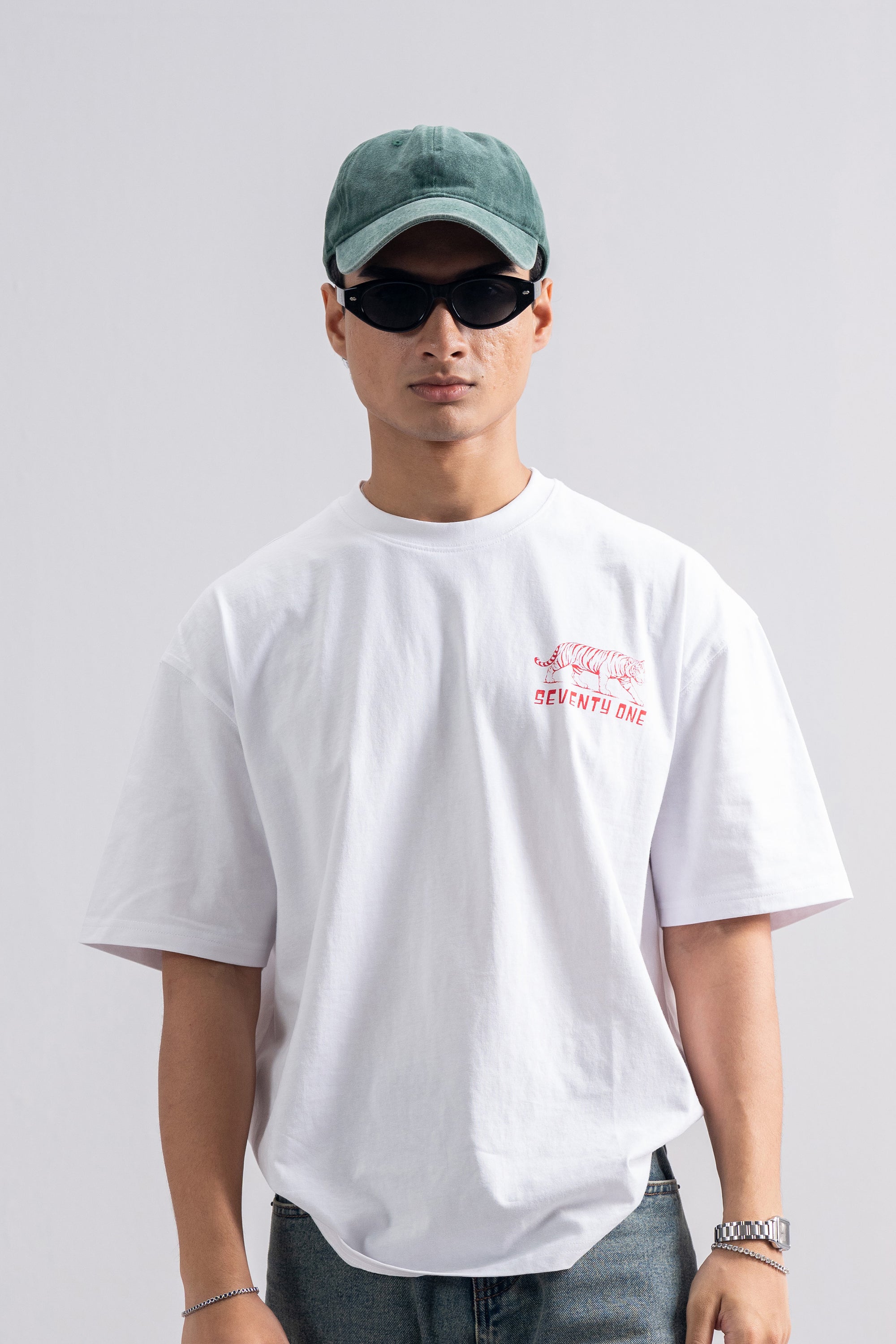 Model is 5'10" and wears size M.