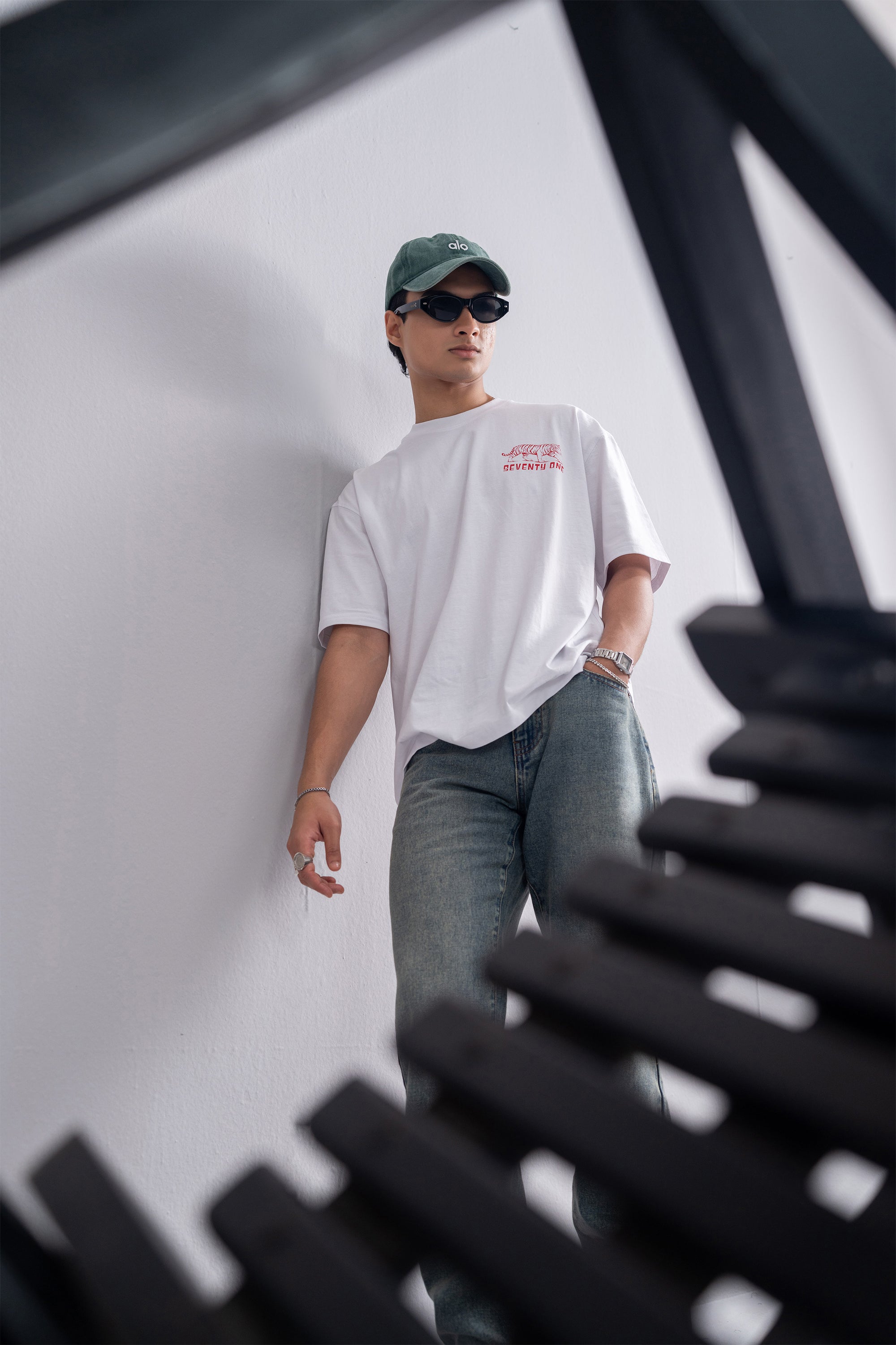 Model is 5'10" and wears size M.