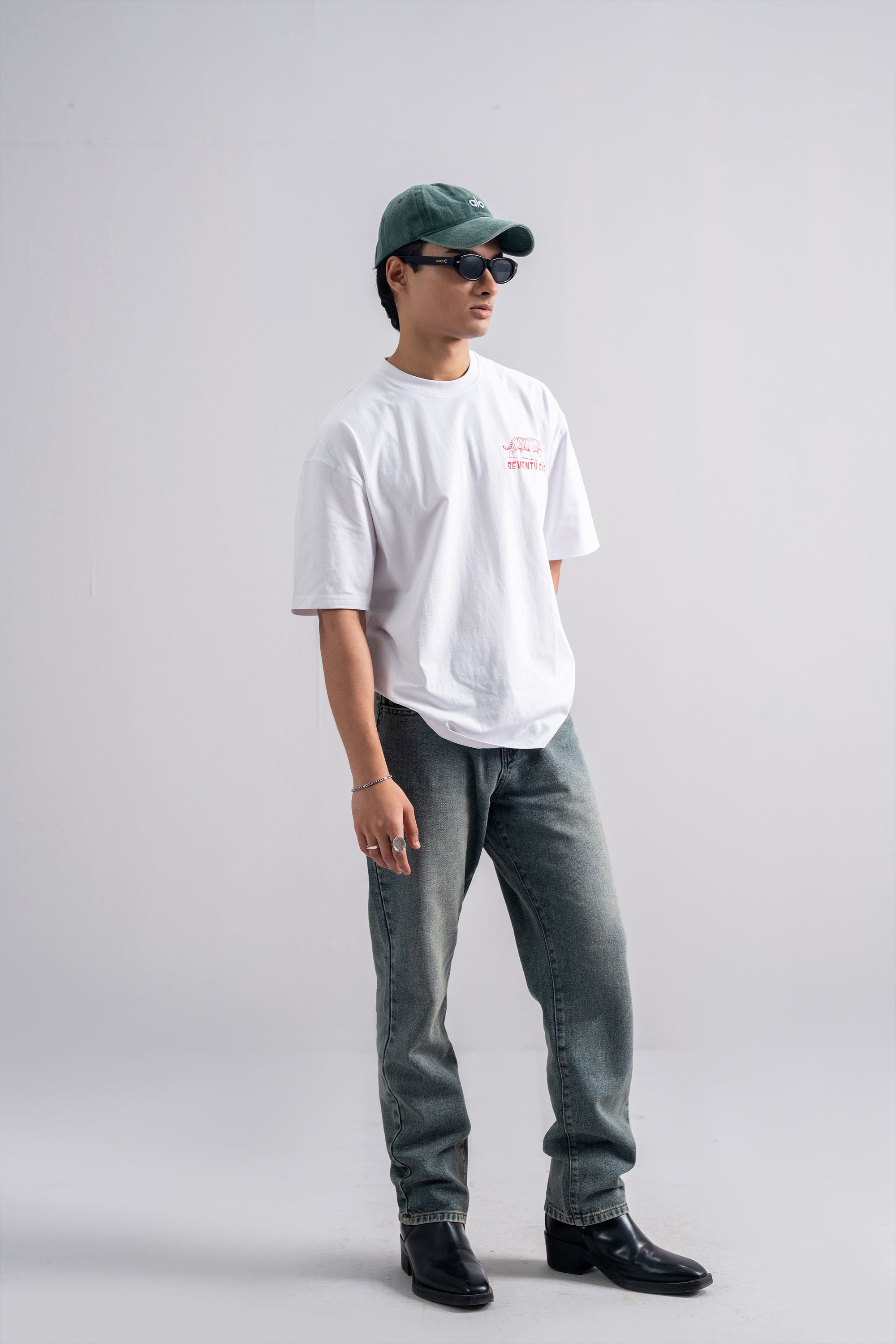 Model is 5'10" and wears size M.