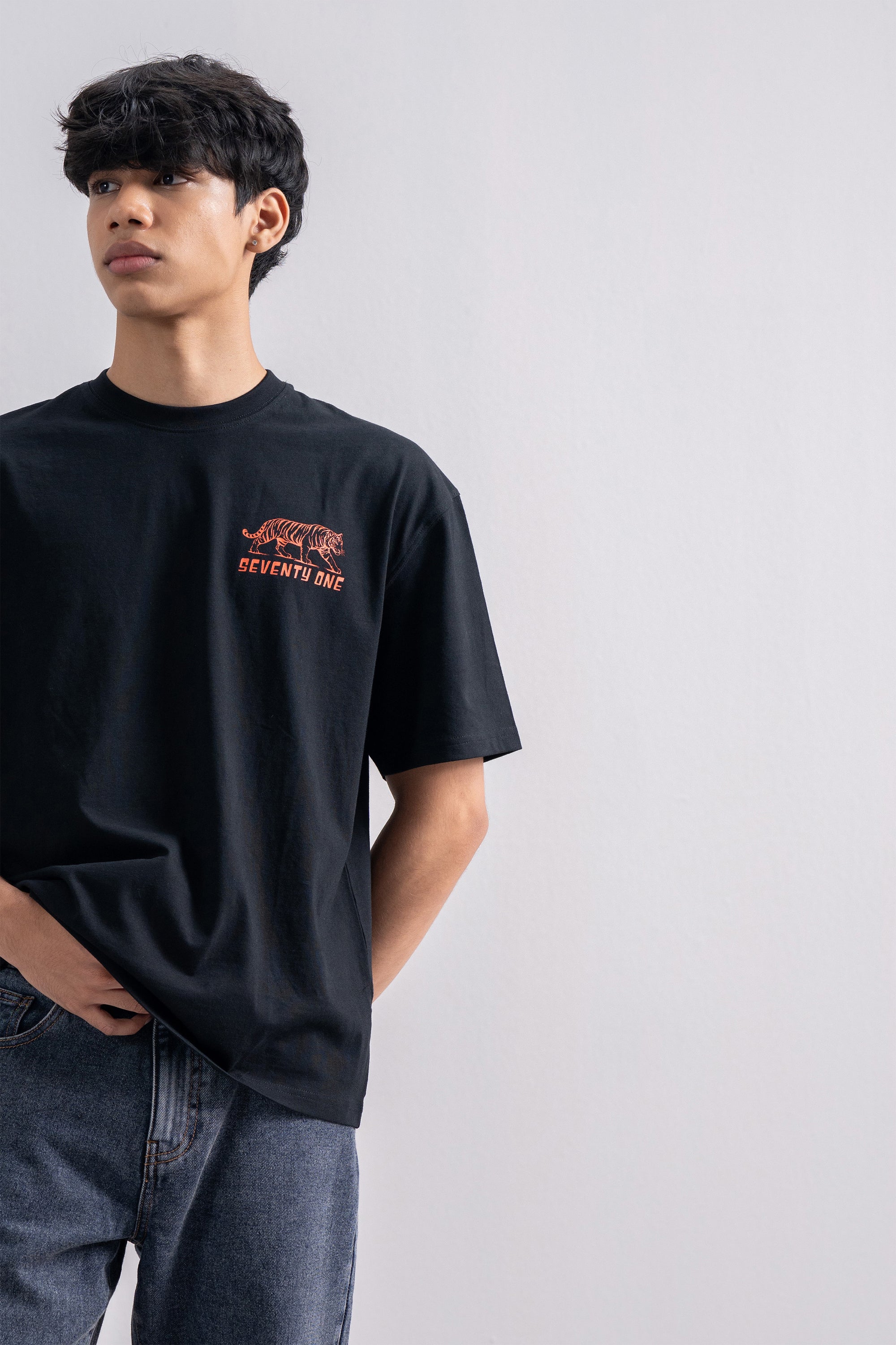 Model is 5'11" and wears size M.