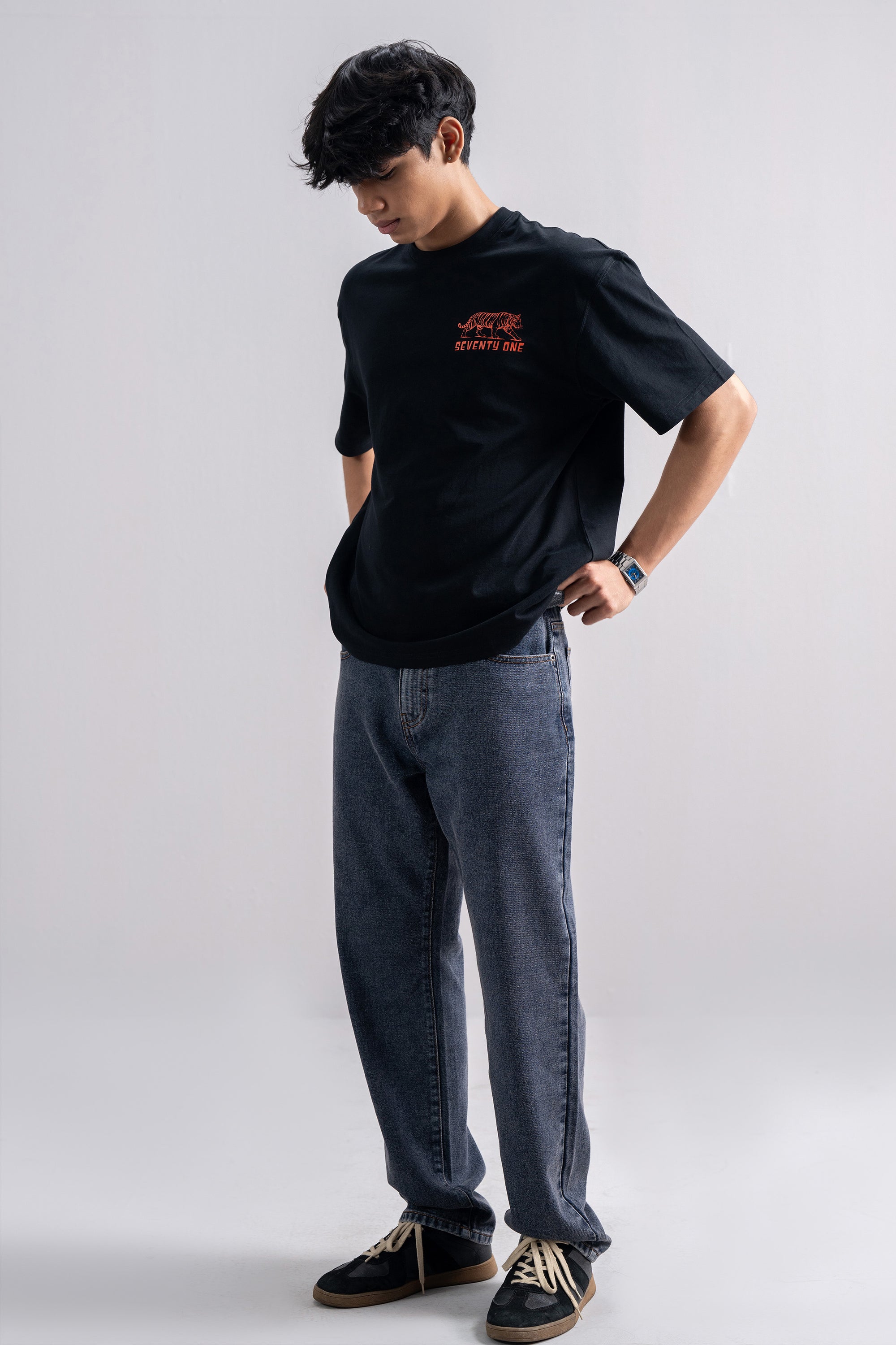 Model is 5'11" and wears size M.