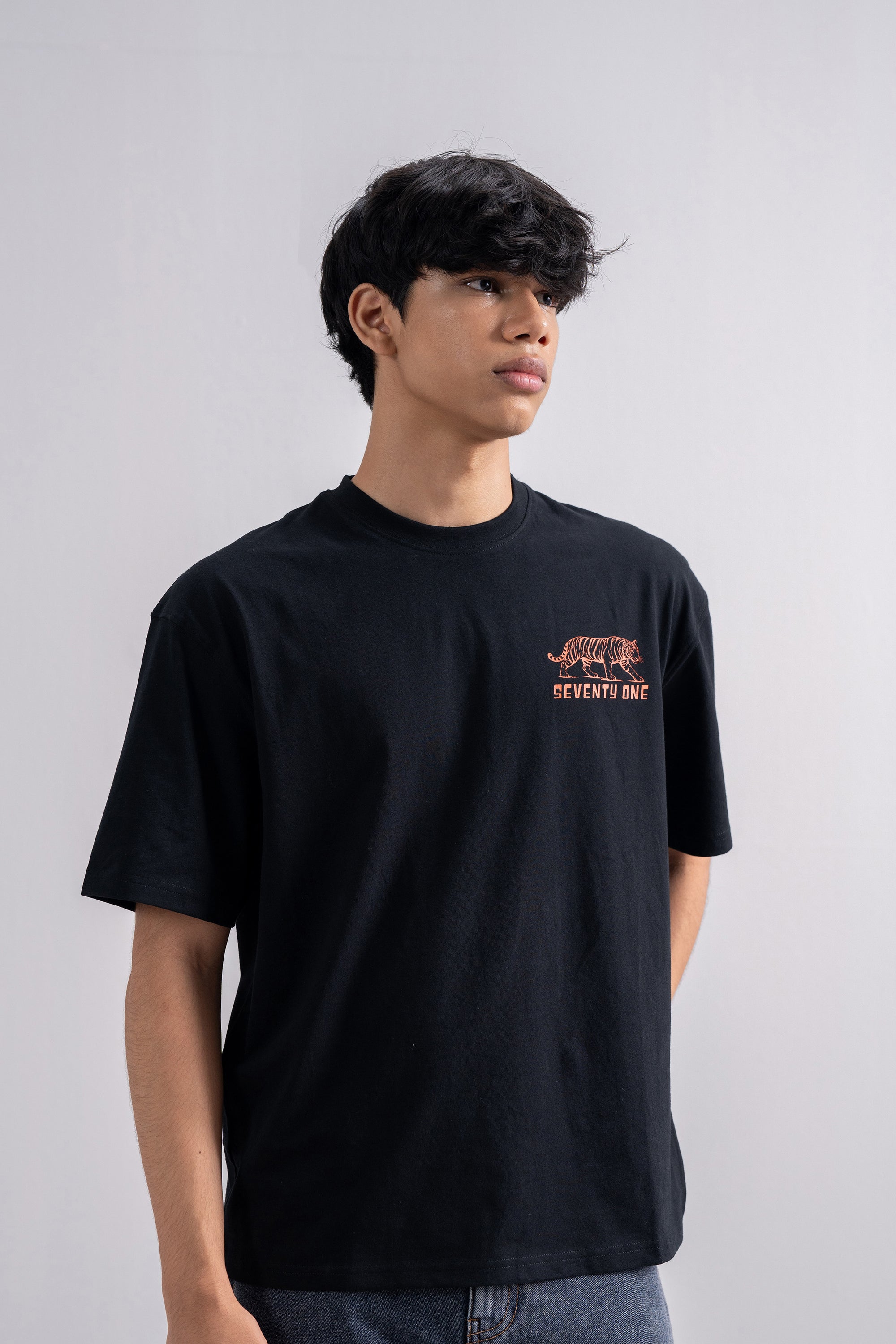 Model is 5'11" and wears size M.