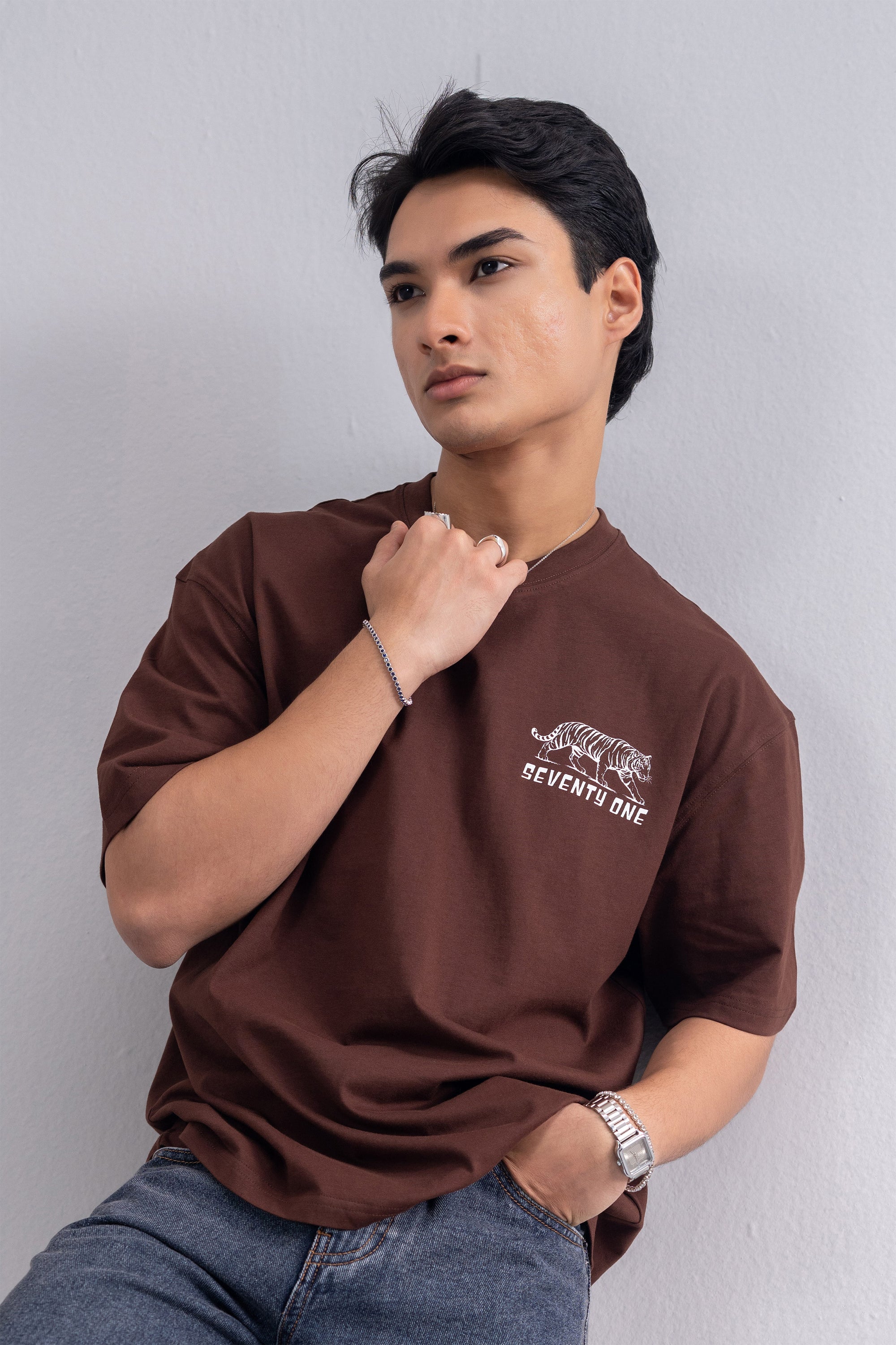Model is 5'10" and wears size M.