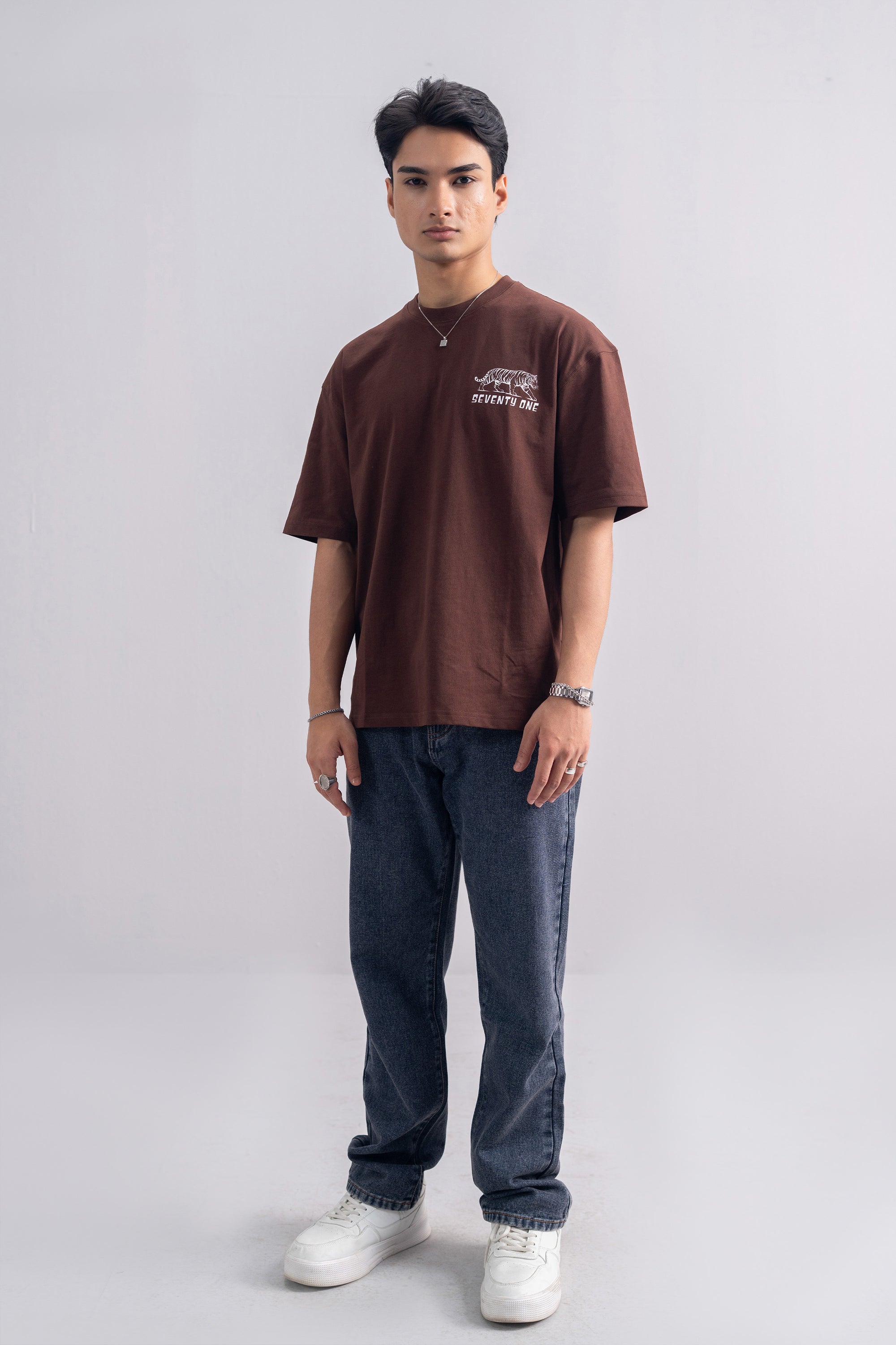 Model is 5'10" and wears size M.