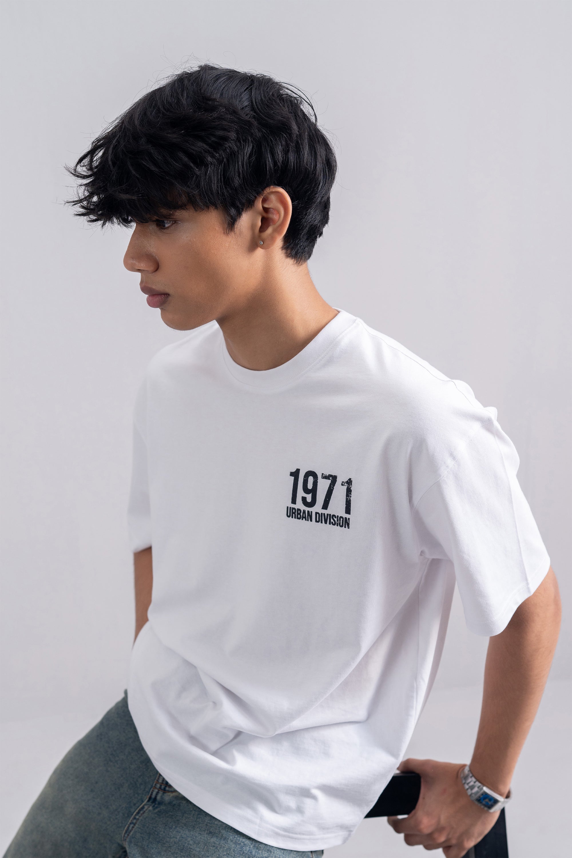 Model is 5'11" and wears size M.