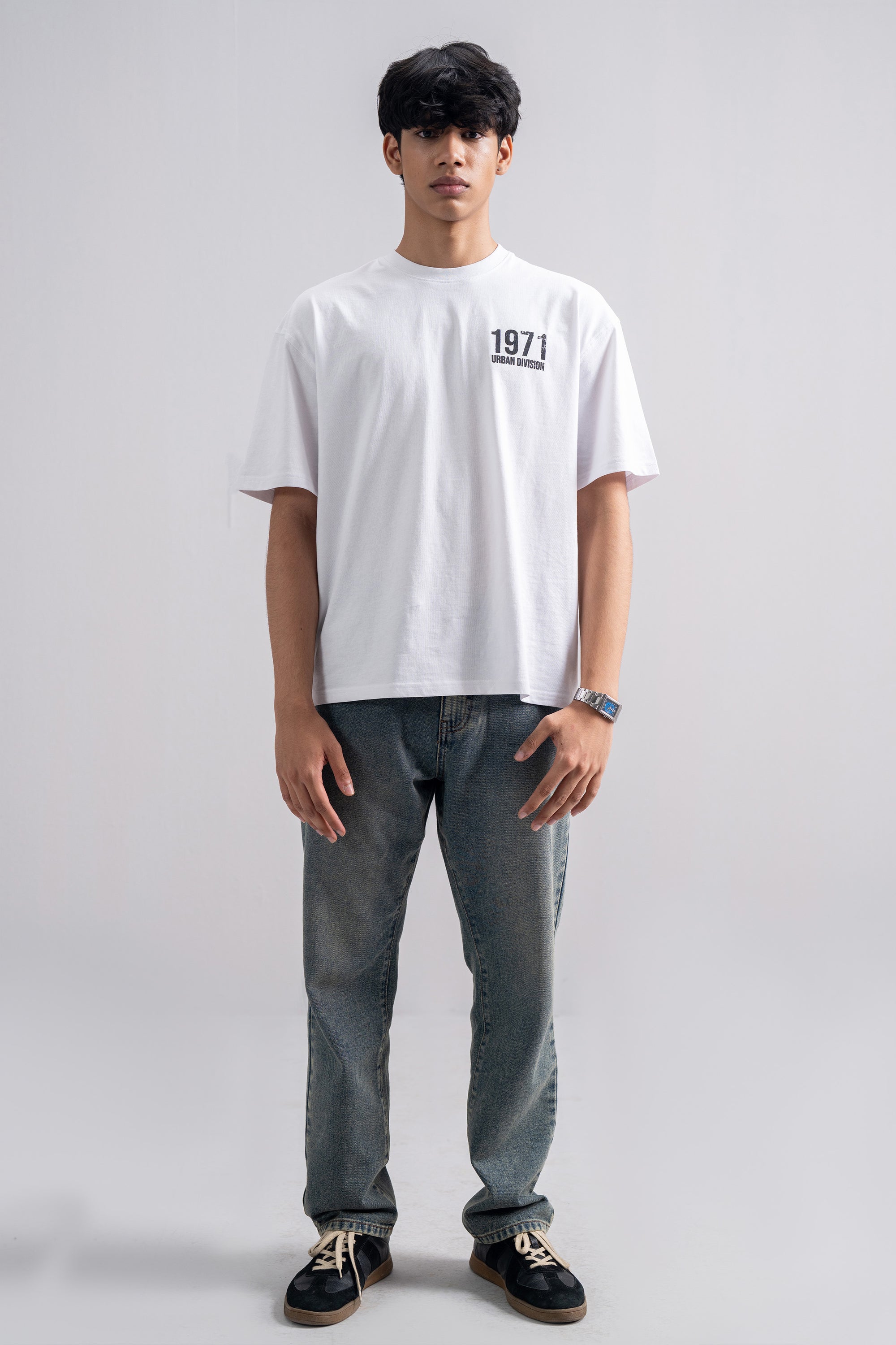 Model is 5'11" and wears size M.