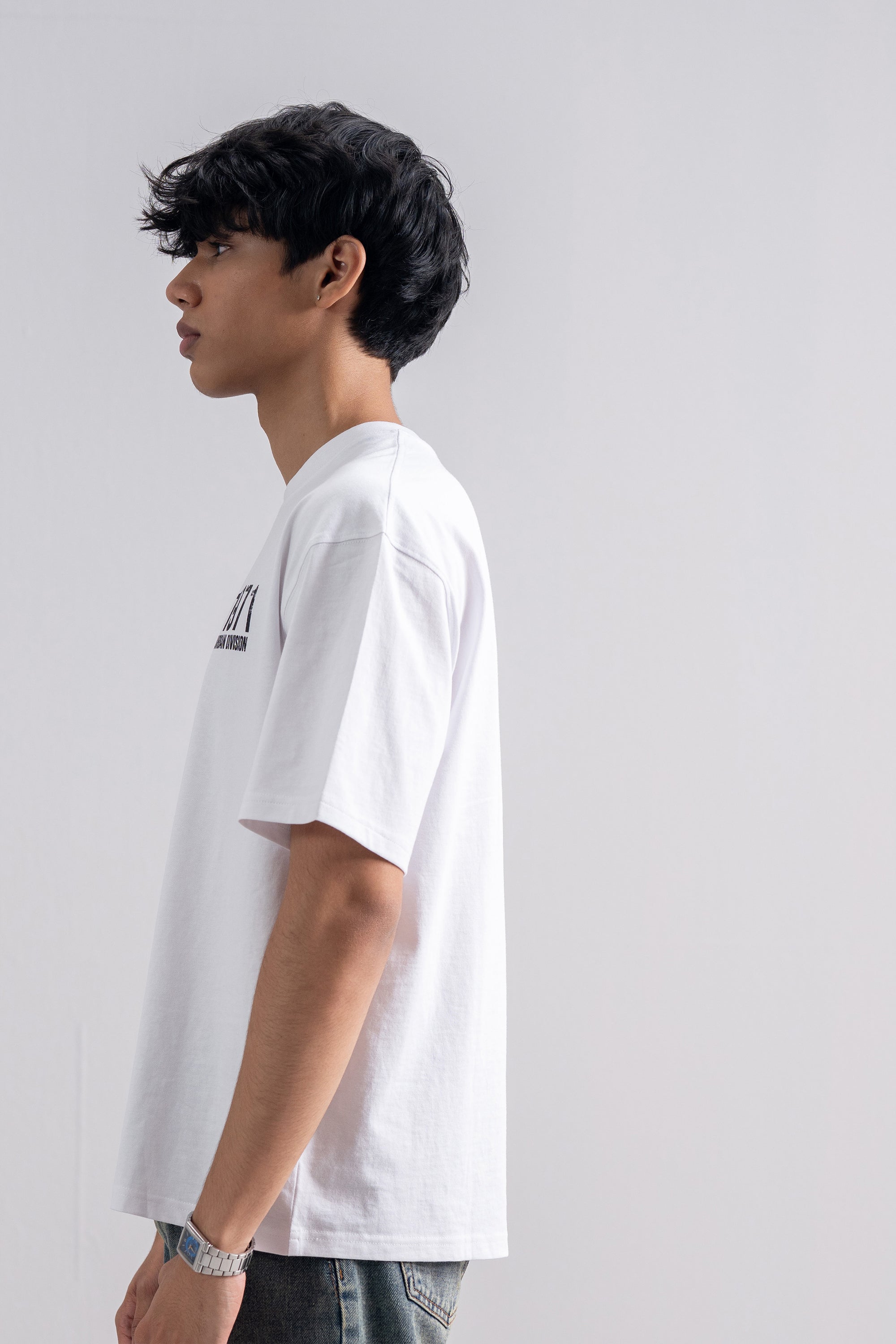 Model is 5'11" and wears size M.