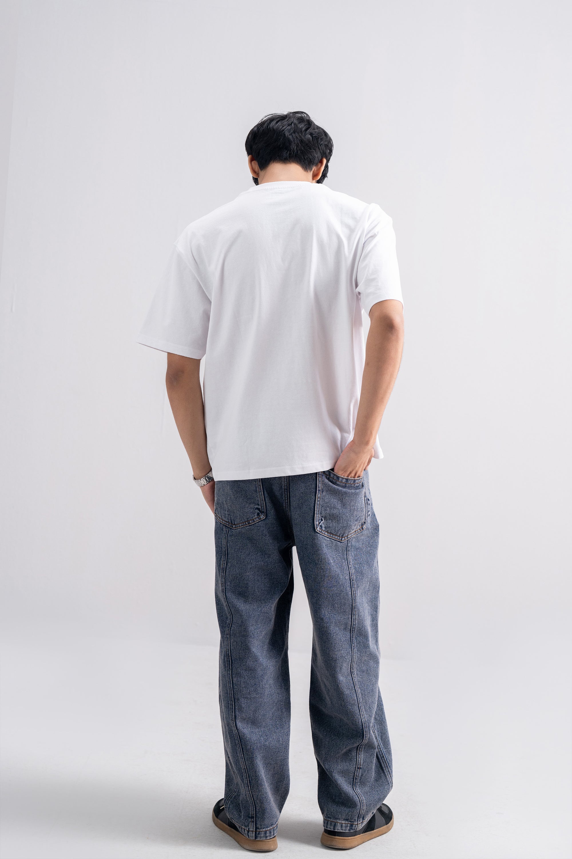 Model is 5'11" and wears size M.