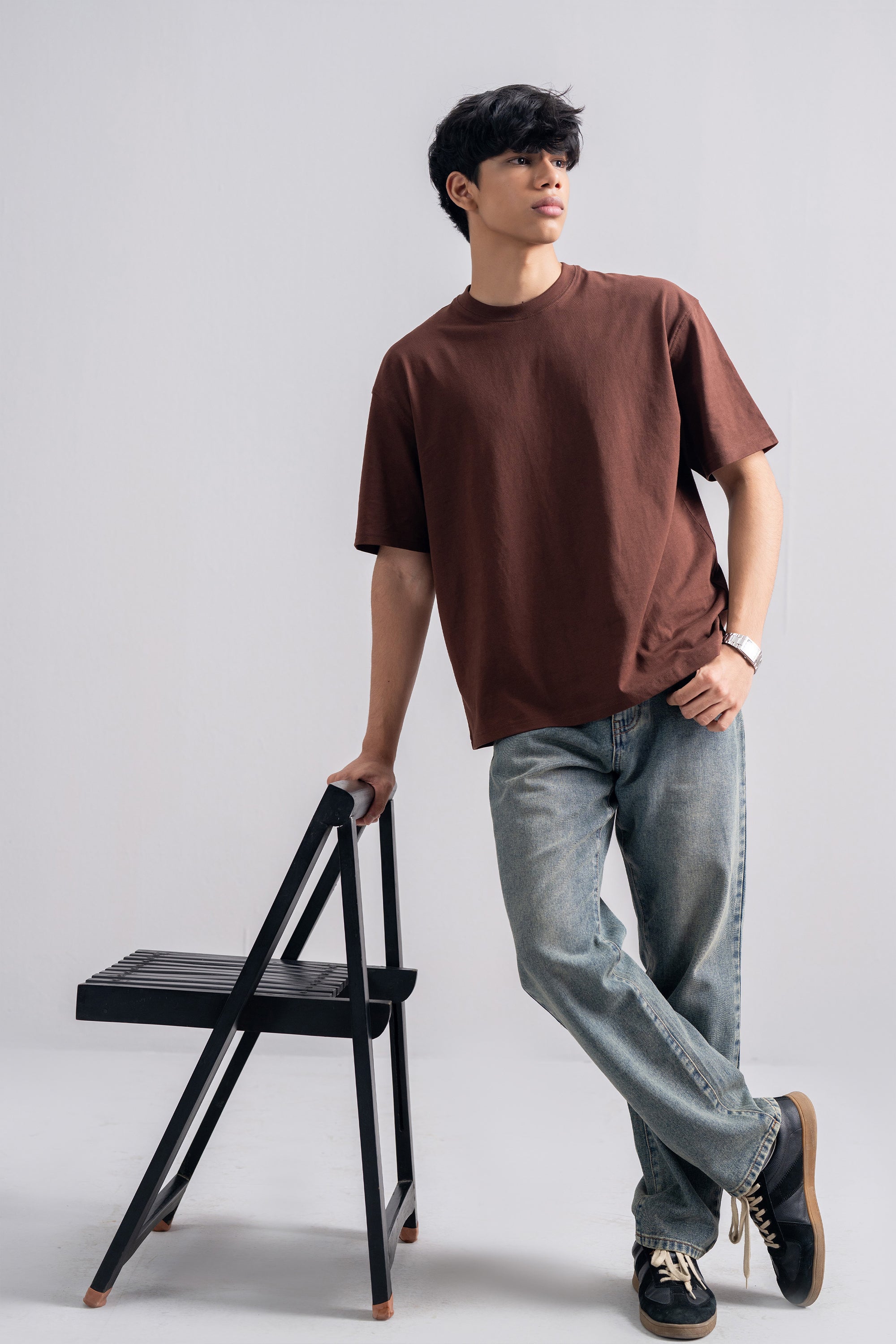 Model is 5'11" and wears size M.