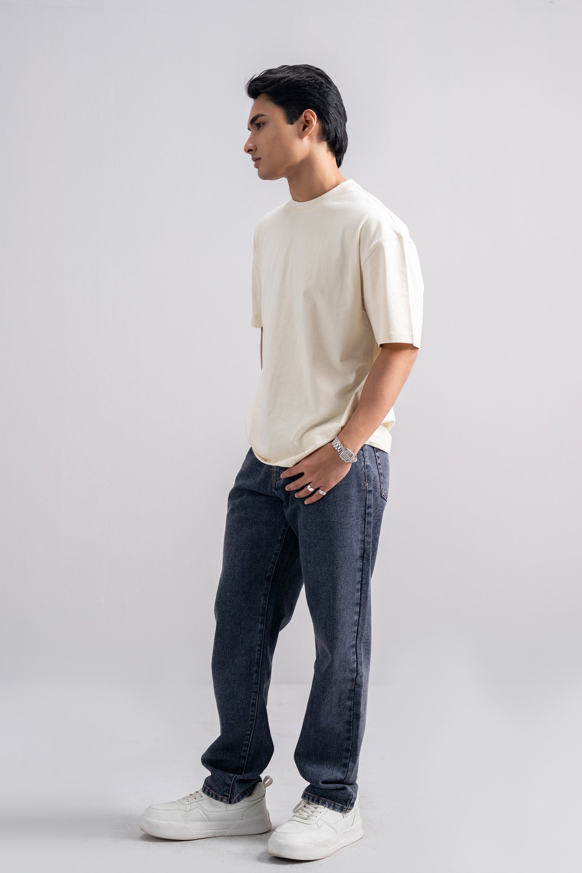 Model is 5'10" and wears size M.