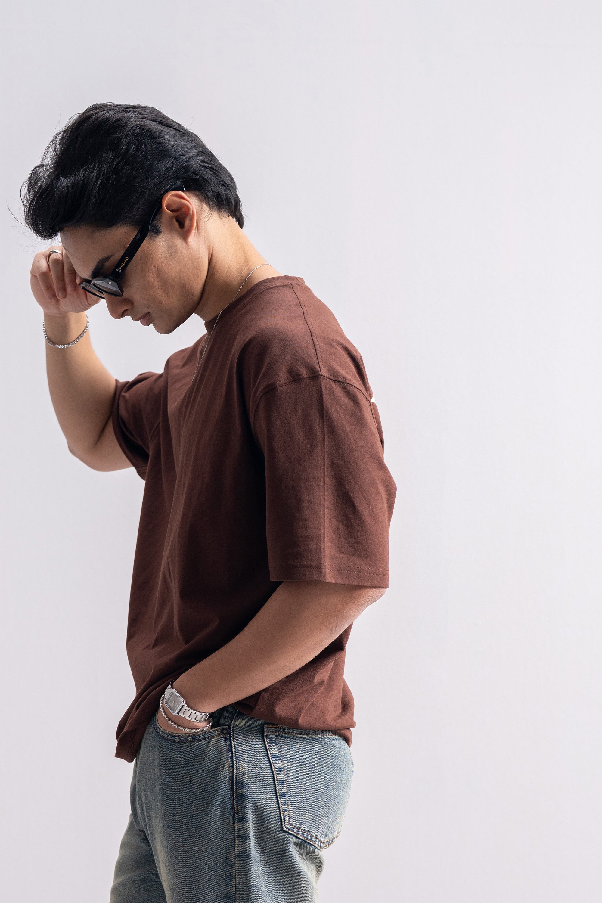 Model is 5'10" and wears size M.
