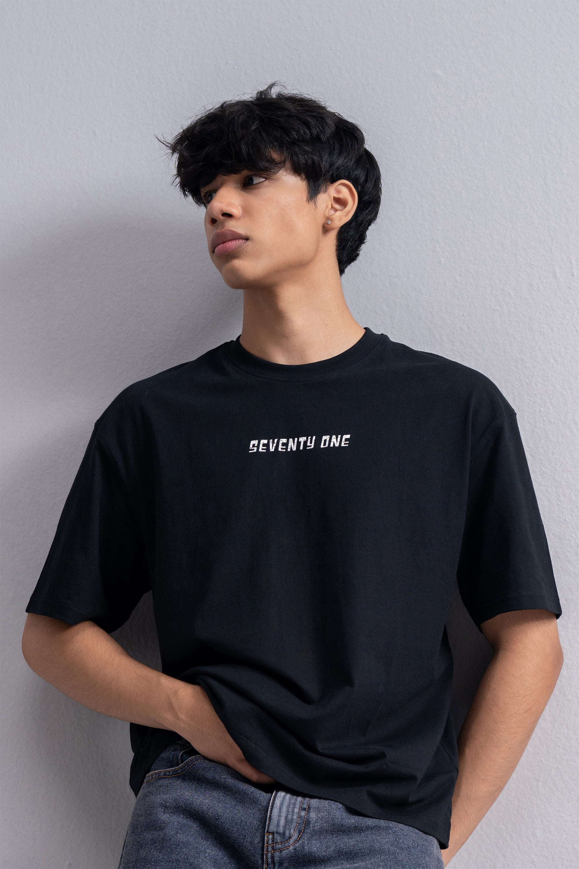 Model is 5'11" and wears size M.