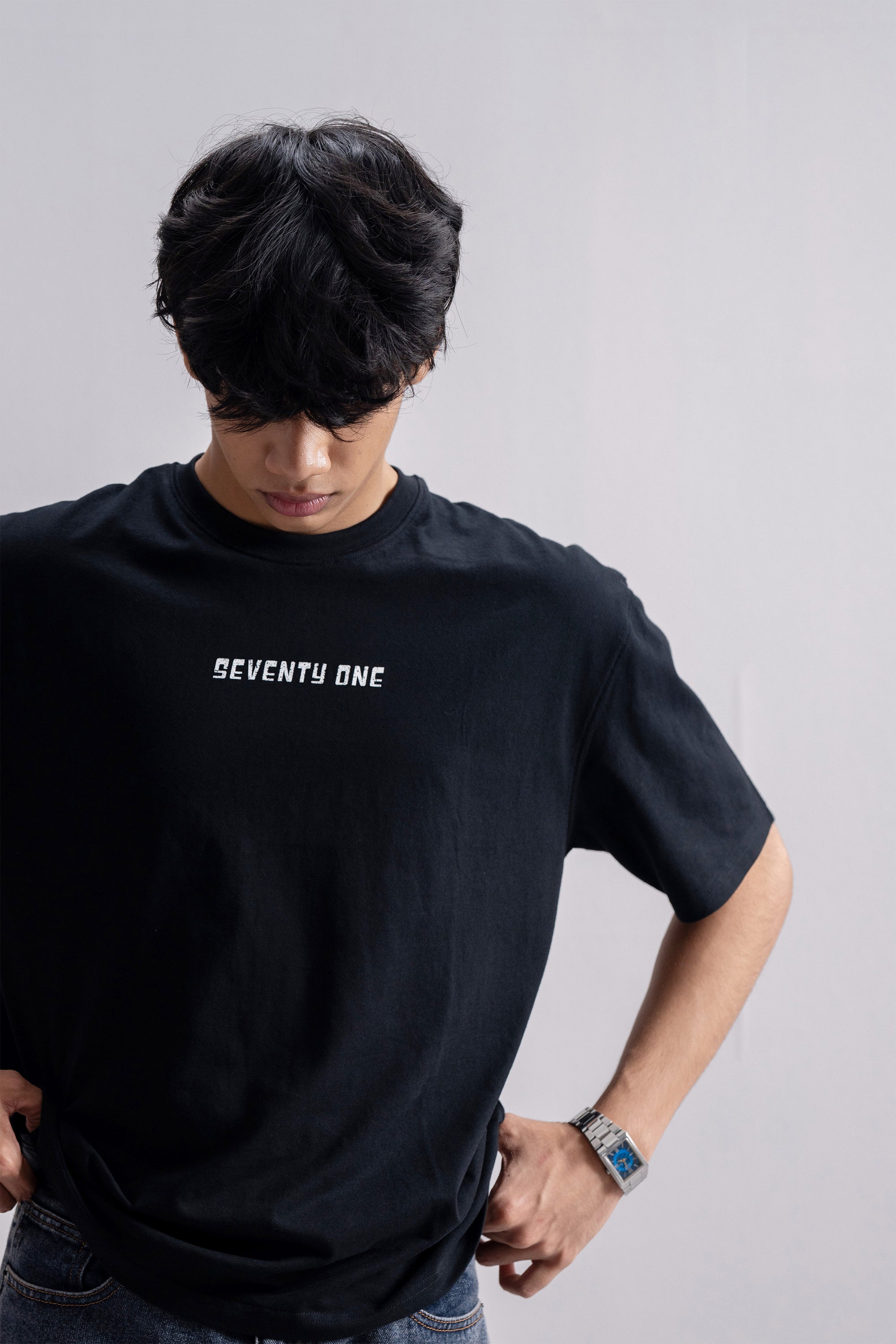 Model is 5'11" and wears size M.