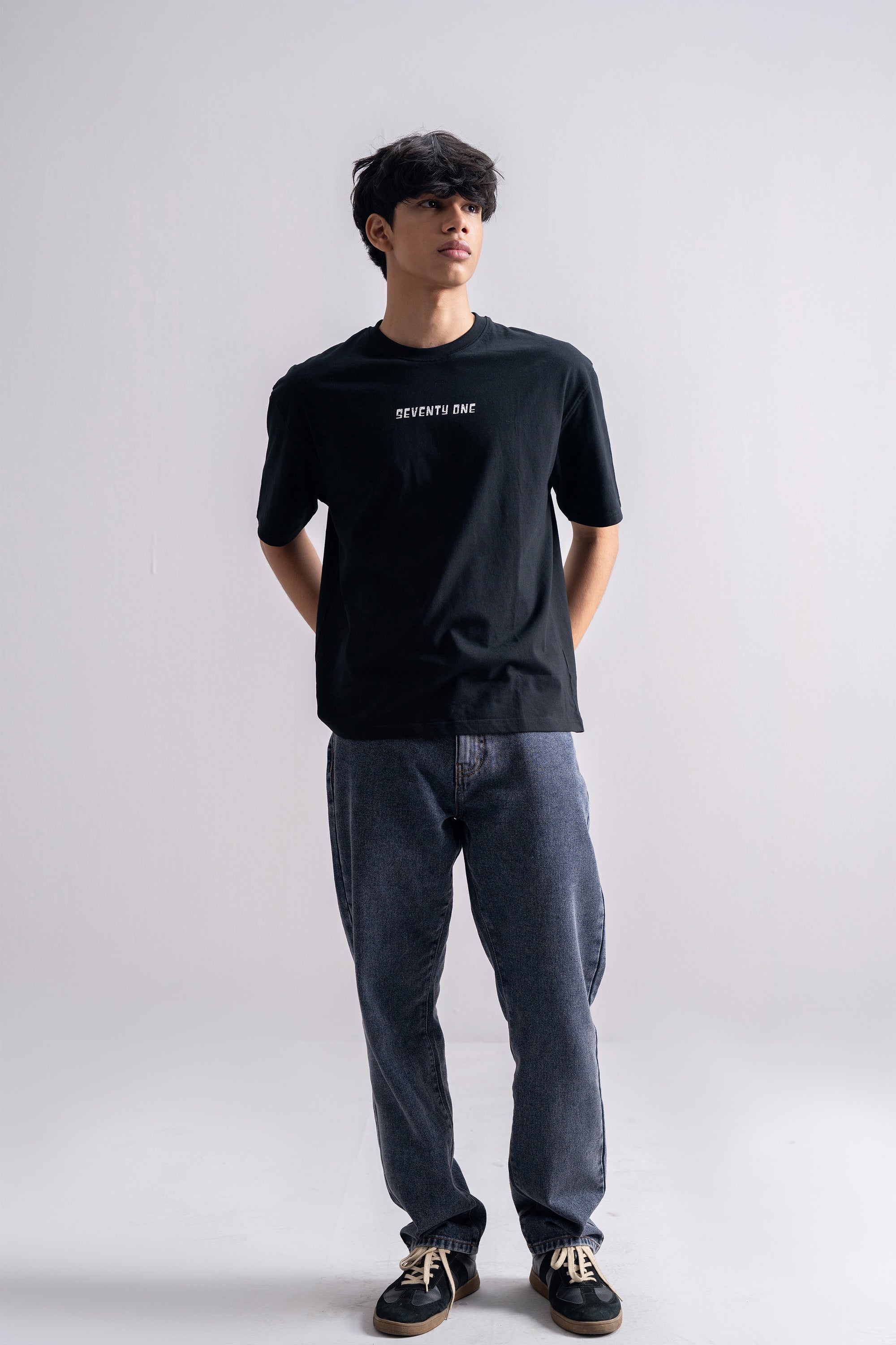 Model is 5'11" and wears size M.