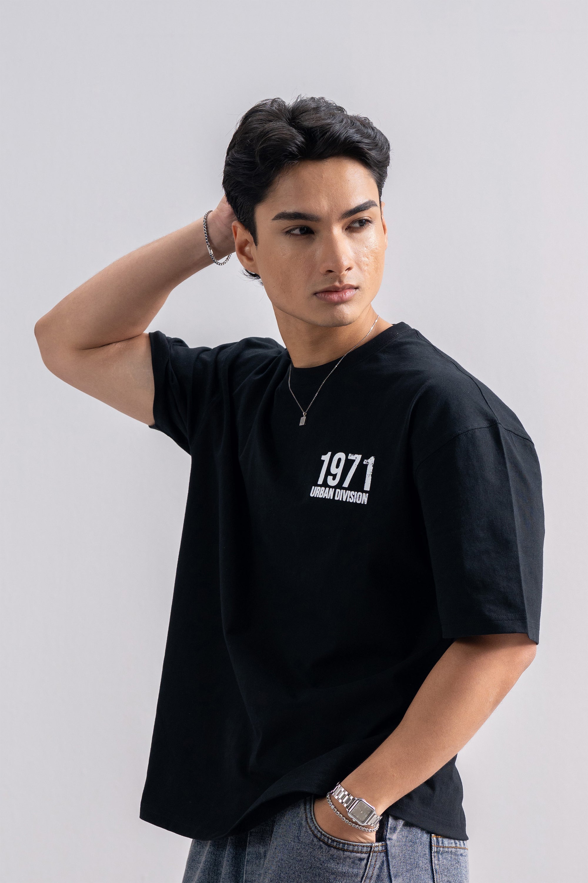 Model is 5'10" and wears size M.