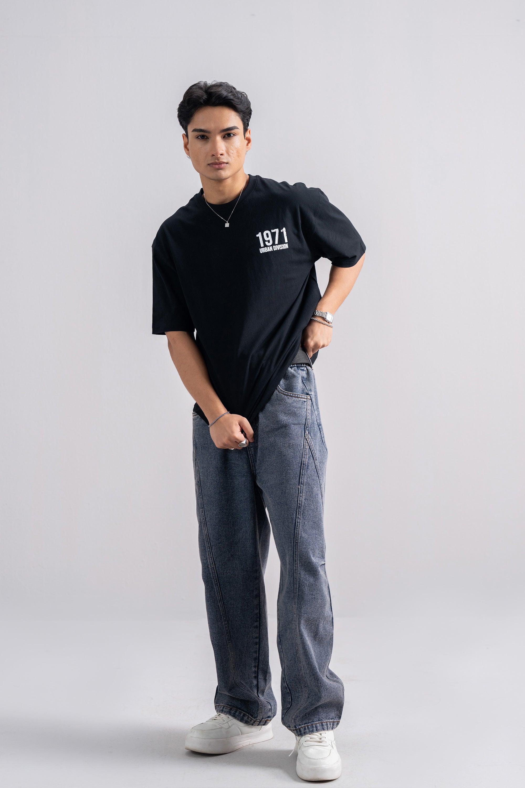 Model is 5'10" and wears size M.