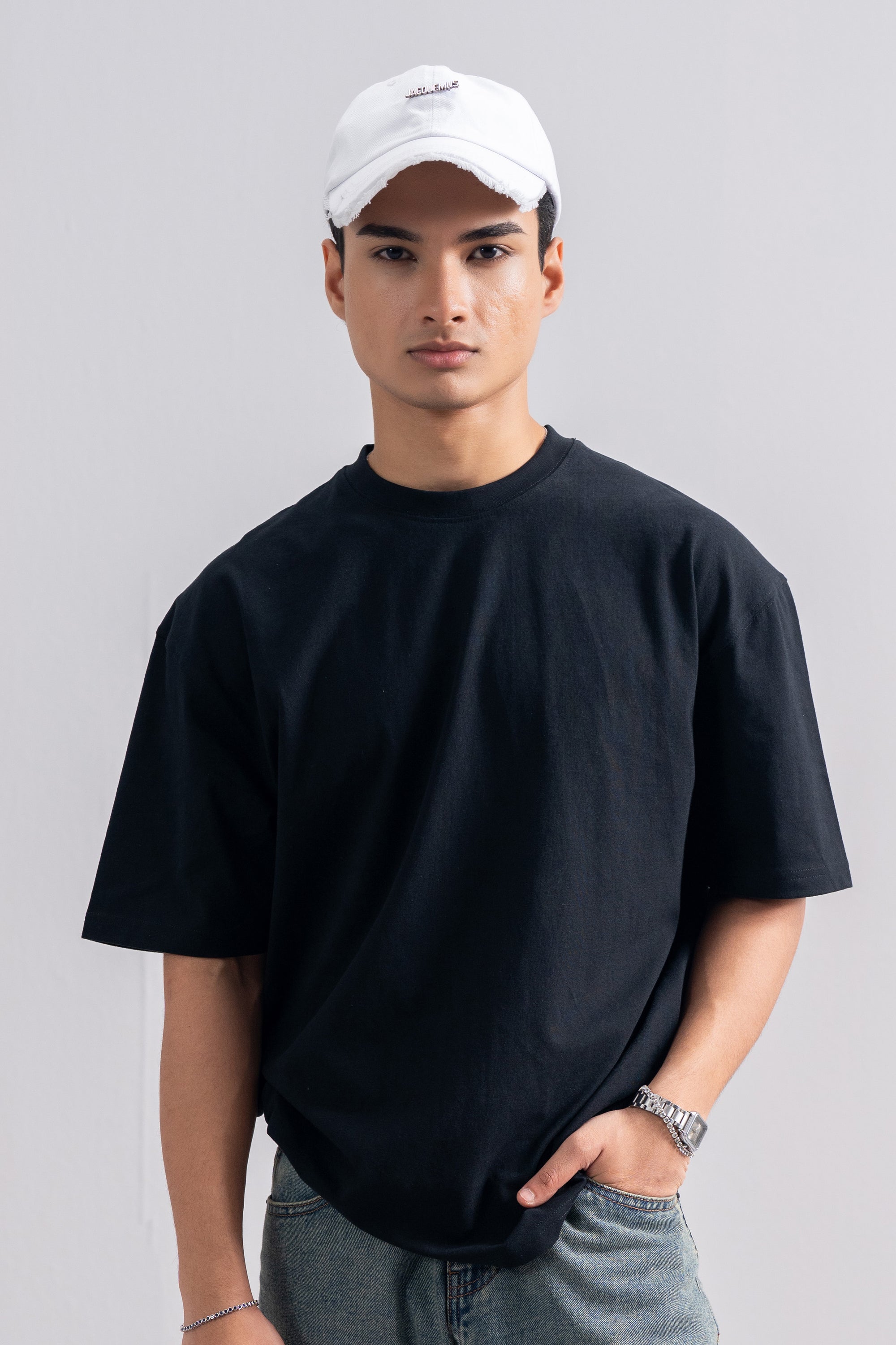 Model is 5'10" and wears size M.